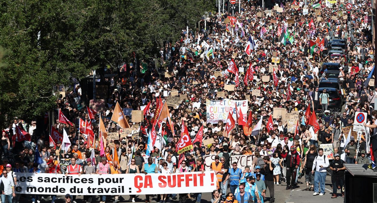 Franta paralizata de proteste zeci de mii in strada