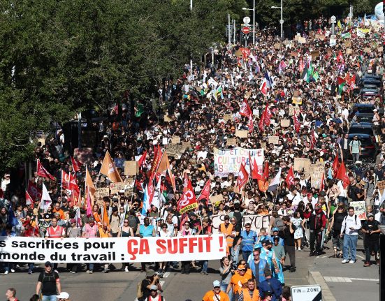 Franta paralizata de proteste zeci de mii in strada