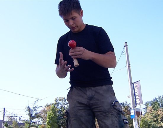 Kendama din nou populara in Romania Strazile joaca
