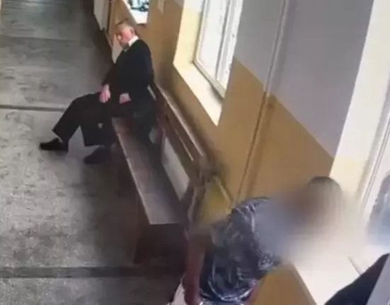 O femeie din Turda a lesinat la tribunal vazandu si fostul iubit