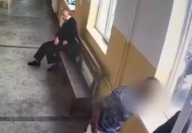 O femeie din Turda a lesinat la tribunal vazandu si fostul iubit