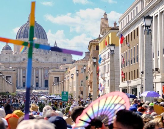 Peste o mie de catolici LGBT plus in pelerinaj la Vatican