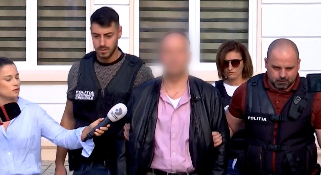 Preotul care ofera poze indecente minorilor aparat de superiori