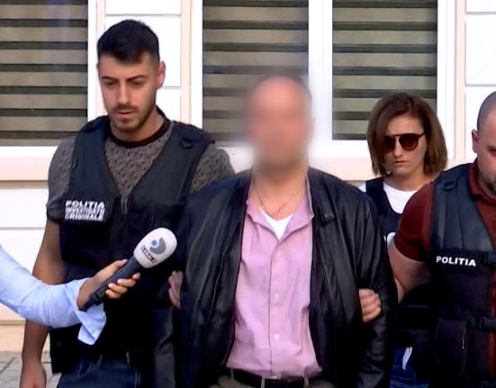 Preotul care ofera poze indecente minorilor aparat de superiori