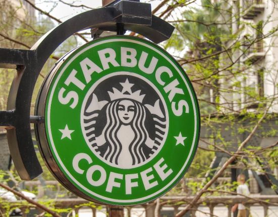 Starbucks inchide 100 de cafenele concediaza 900 de angajati