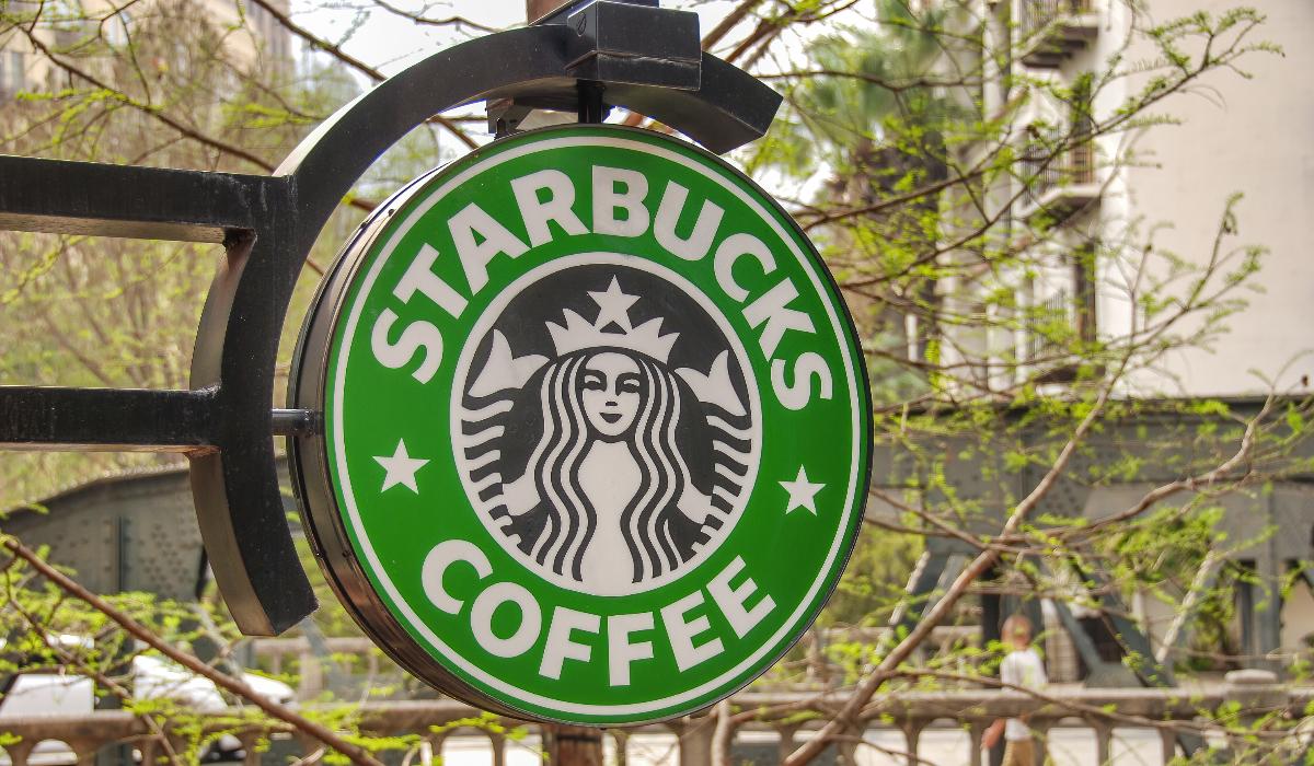 Starbucks inchide 100 de cafenele concediaza 900 de angajati