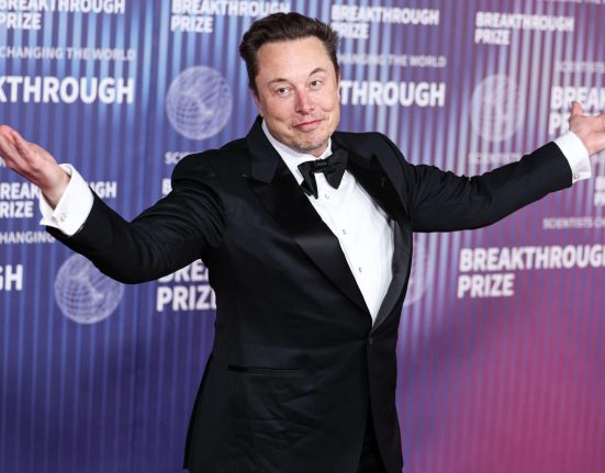 Tesla ii va da 1000 de miliarde de dolari lui Elon Musk Ce trebuie sa faca