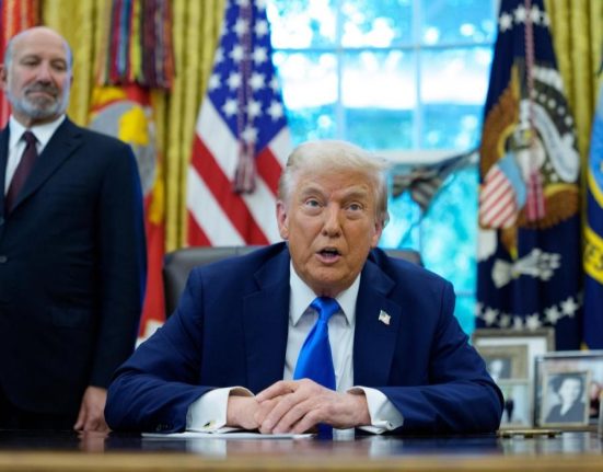 Trump impune taxa de 100000 dolari pentru viza H1B