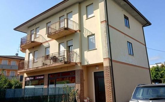 Un romn din Italia s a luptat cu trei hoi