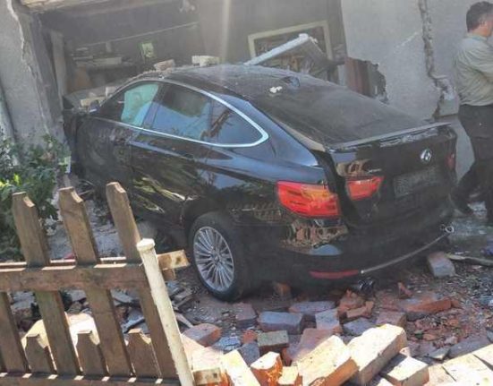 accident terifiant in resita tanar de 18 ani masina intr o casa