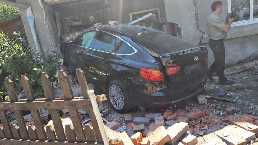 accident terifiant in resita tanar de 18 ani masina intr o casa