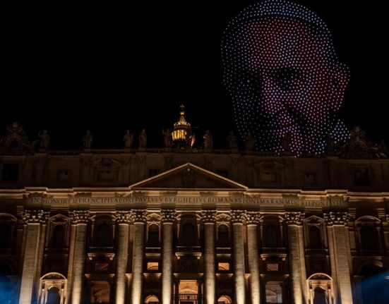 spectacole la vatican 3500 de drone au creat portretul papei