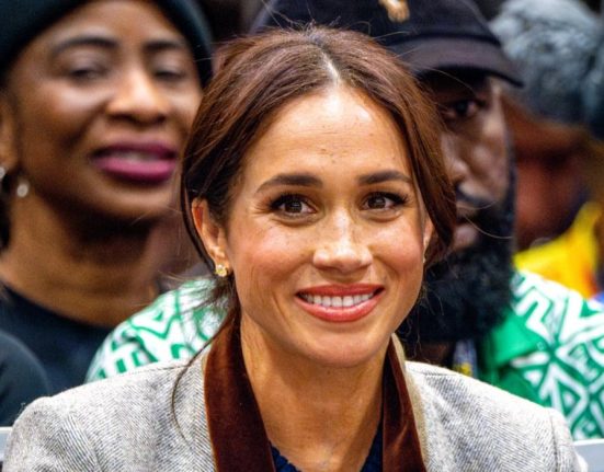 Ducesa de Sussex Meghan Markle surpriza la Paris Fashion Week