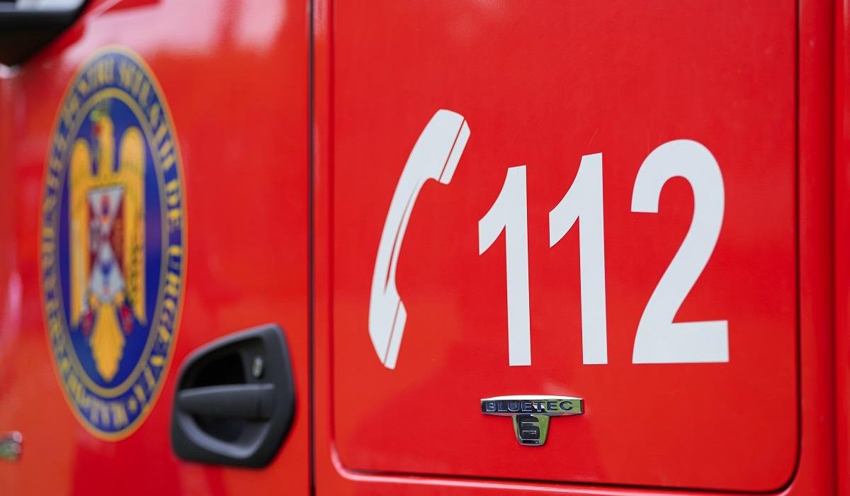 Incendiu la centrul comercial din Suceava cu fum