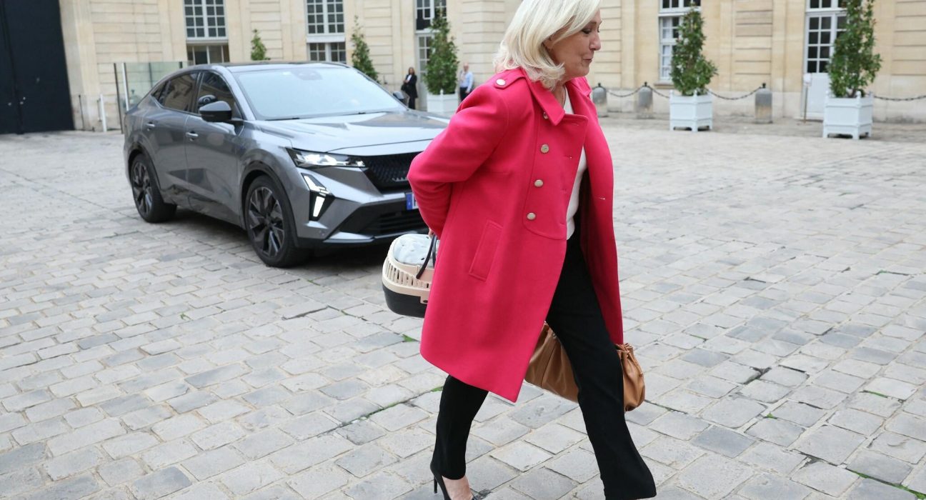 Marine Le Pen a adus un pisoi premierului Frantei