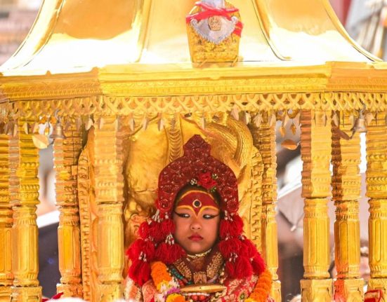 O fetita de doi ani noua zeita a Nepalului